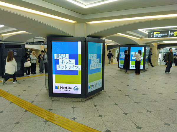 阪急神戸三宮駅／阪急デジタルサイネージ神戸三宮東改札前