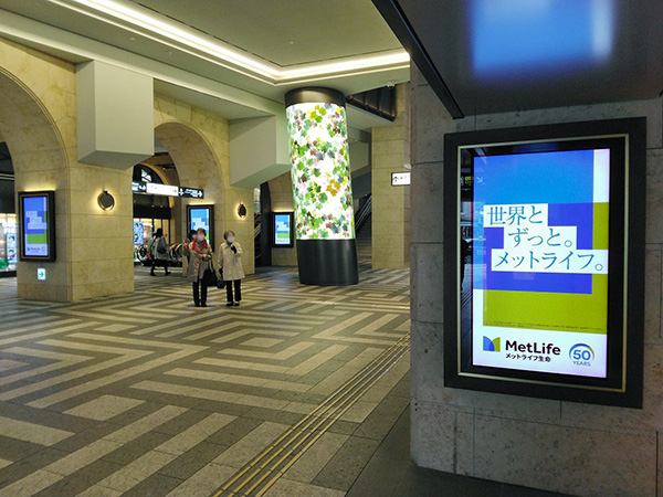 阪急神戸三宮駅／阪急デジタルサイネージ神戸三宮プレミアム11